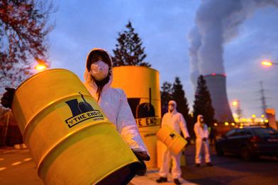 Greenpeace-Aktivist mit Attrappe einer Atommüll-Tonne