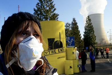 Greenpeace-Aktivisten protestieren am Atomkraftwerk Tihange gegen überalterte Atomkraftwerke 