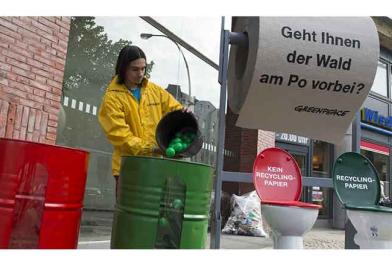 Greenpeace-Aktivisten führen in der Hamburger Innenstadt eine Befragung zu Recycling Toilettenpapier durch, August 2013