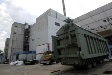 Ein neuer Transformator wird im AKW Krümmel eingebaut, August 2007