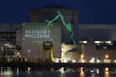 15. Juli 2013: Greenpeace-Aktivisten weisen auf die Gefahr eines Materialbruchs im französischen AKW Tricastin hin