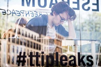02.05.2016: Greenpeace hat einen gläsernen Leseraum für die geleakten TTIP-Dokumente vor dem Brandenburger Tor aufgebaut