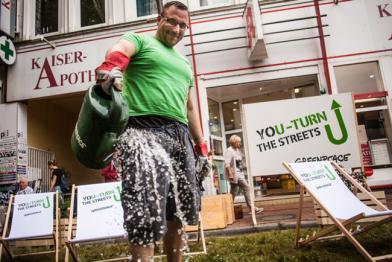Hamburg, 16.09.2016: Greenpeace-Aktivisten verwandeln die Bahrenfelder Straße für ein paar Stunden in einen Park  