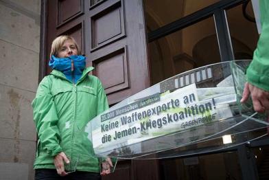 Aktivisten und Aktivistinnen übergeben eine symbolische Bombe aus Plexiglas mit Unterschriften gegen Waffenexporte. Sie fordern von Bundeswirtschaftsminister Altmaier, das Rüstungsembargo an Saudi Arabien auszuweiten.