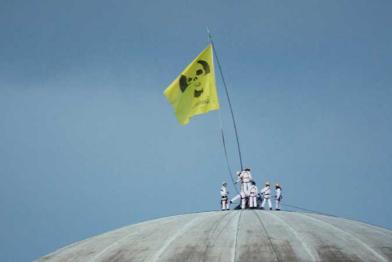 Greenpeace-Aktivisten hissen eine Flagge mit Totenkopf Symbol auf der Kuppel des AKW Unterweser, Juni 2009.