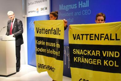 Greenpeace-Aktivisten protestieren bei Vattenfall Windpark Eröffnung gegen giftige Kohle, April 2015