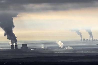 Luftaufnahme des Braunkohlereviers zwischen Spremberg und Weisswasser in der Lausitz: vorne das Kaftwerk Schwarze Pumpe, hinten Boxberg - beide von Vattenfall betrieben.