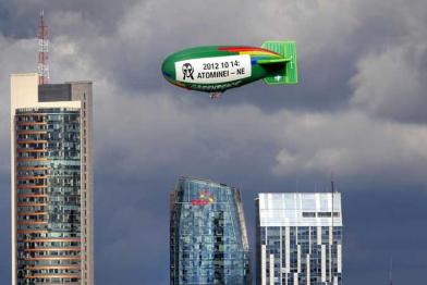 Der Greenpeace-Zeppelin über Vilnius 10/12/2012