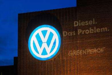 Projektion an VW-Fassade