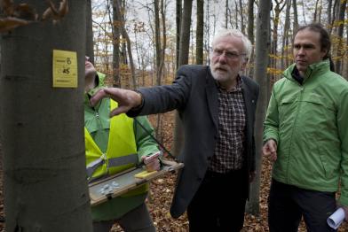 Martin Kaiser von Greenpeace (rechts) und Leiter des Göttinger Stadtwaldes Martin Levin 