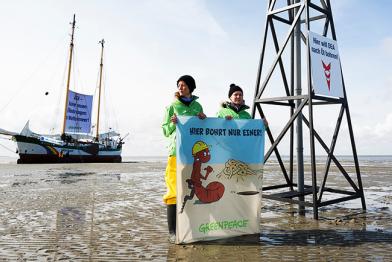 Greenpeace-Aktivisten mit Banner "Hier bohrt nur einer"