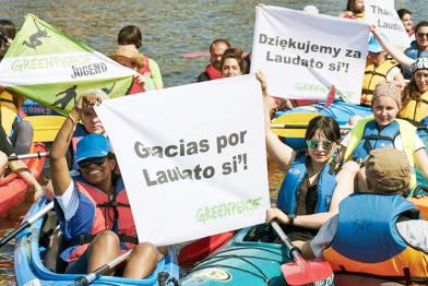 Greenpeace Aktivisten bedanken sich mit Bannern in verschiedenen Sprachen für Papst Franziskus Enzyklika Laudato Si'