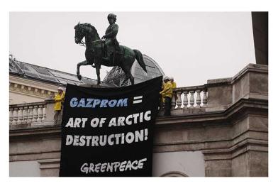 Österreichische Aktivisten mit symbolischem Öl-Teppich vor der Albertina in Wien, Oktober 2013