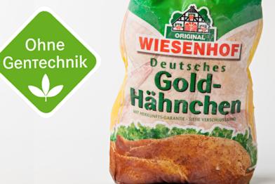 Eine Packung Hähnchen von Wiesenhof mit dem Schriftzug "Ohne Gentechnik"