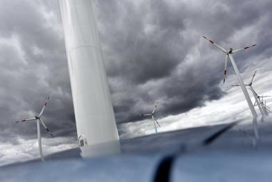 Windpark Plauerhagen bei Plau am See in Mecklenburg-Vorpommern, 2012. Acht Windturbinen produzieren jeweils 2 Megawatt Strom