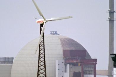 Windkraftanlage vor dem Kernkraftwerk Brokdorf 04/19/2005