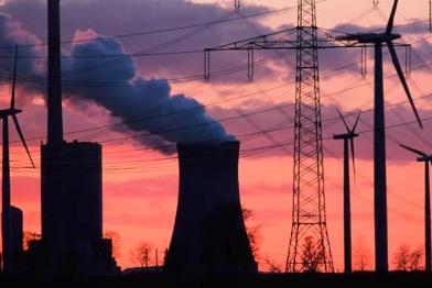 Windkraftanlage vor Steinkohlekraftwerk Mehrum Februar 2004