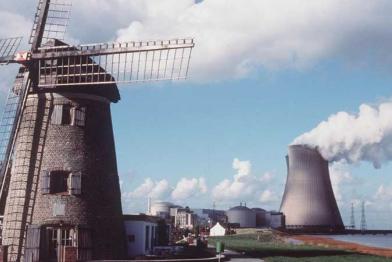 Alte Windmühle, im Hintergrund das belgische AKW Doel, 1990 