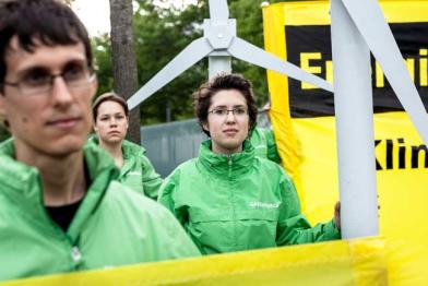 31.05.2016: Greenpeace-Aktivisten demonstrieren in Berlin mit Windrädern gegen die geplante EEG-Reform der Bundesregierung.