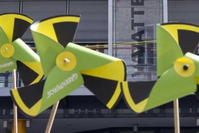 Windräder vor der Vattenfall-Zentrale in Berlin 06/22/2011