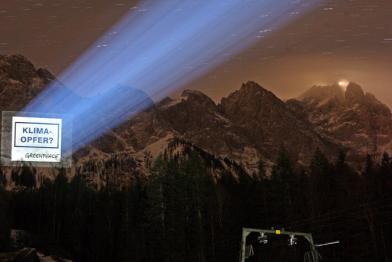 03.12.2007: Greenpeace-Projektion auf einer Felswand der Zugspitze.