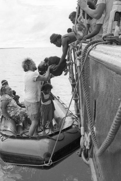 Evakuierung der Inselbewohner von Rongelap nach Mejato durch Greenpeace 1985