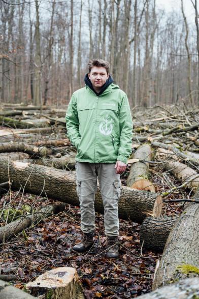 Ein kleines Greenpeace-Team ist als "Forest Rescue Unit" in verschiedenen Waldgebieten in Deutschland unterwegs. Vor Ort sprechen sie mit Aktivist:innen und machen Fotos, Videos und Drohnenaufnahmen von Fällungen in Schutzgebieten, die mit GPS-Geräten markiert sind. Diese Baumfällungen wurden im Hainich in Thüringen dokumentiert.