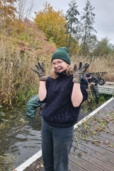 Sophie, FÖJlerin bei Greenpeace, macht den Teich winterfest