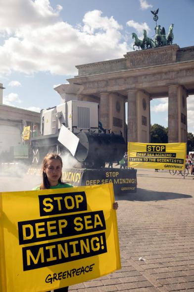 Protest gegen Tiefseebergbau vor dem Brandenburger Tor in Berlin