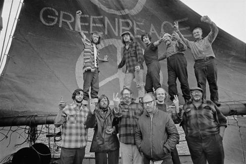 Die Crew der Phyllis Cormack (in "Greenpeace" umgenannt) an Bord. Im Uhrzeigersinn von oben links: Hunter, Moore, Cummings, Metcalfe, Birmingham, Cormack, Darnell, Simmons, Bohlen, Thurston, Fineberg.