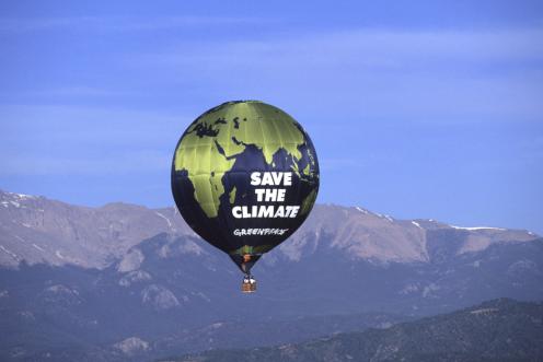 Fliegender Ballon mit der Aufschrift rettet das Klima