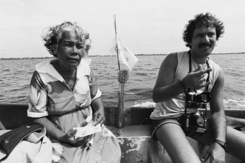 Der Fotograf Fernando Pereira (rechts) und die Rongelap-Insulanerin Bonemej Namwe.  Die Rainbow Warrior I ist in Rongelap, um bei der Evakuierung der Inselbewohner nach Mejato zu helfen. Rongelap wurde 1954 durch nuklearen Fallout verseucht - die Bewohner der Insel verlieren ihre Heimat.