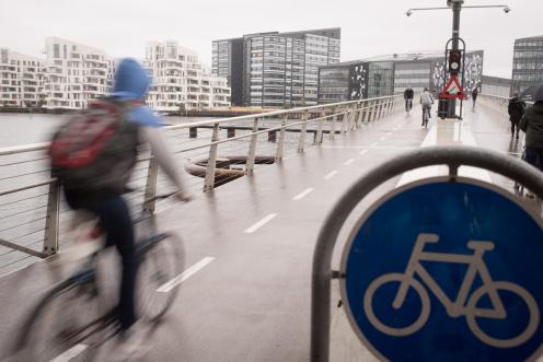 Radfahrer:innen und Fußgänger:innen in Kopenhagen (Dänemark)