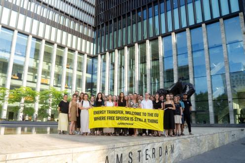 Greenpeace-Aktive halten Banner in Amsterdam