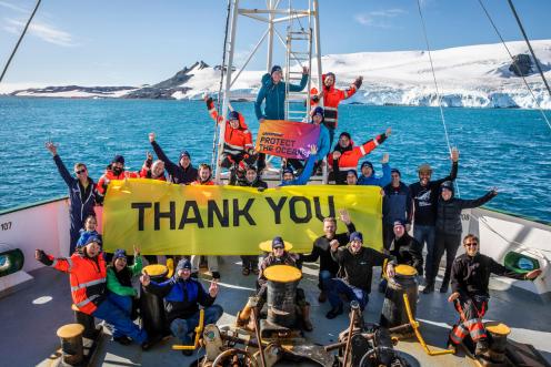 Die Besatzung des Greenpeace-Schiffes Esperanza hält in der Antarktis am Ende einer einjährigen Expedition ein Transparent mit der Aufschrift "Danke" hoch.