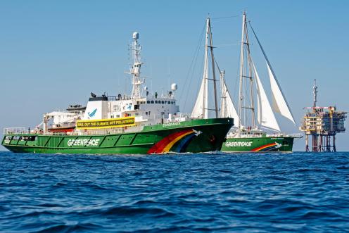 Die Greenpeace-Schiffe Esperanza (l) und Rainbow Warrior III fahren vor der Gasplattform A6-A vorbei. Die Esperanza trägt dabei ein Banner mit der Aufschrift mit einem Banner mit der Aufschrift "BAIL OUT PEOPLE NOT POLLUTERS!". Die Plattform liegt im deutschen Teil der Nordsee im Gasfeld A6/B4.
