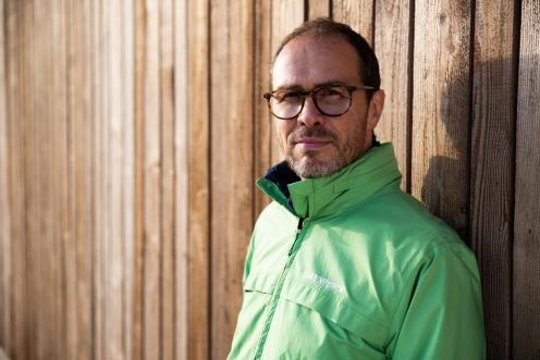 Greenpeace-Deutschland Geschäftsführer Martin Kaiser vor Kühen in einem Bio-Bauernhof 