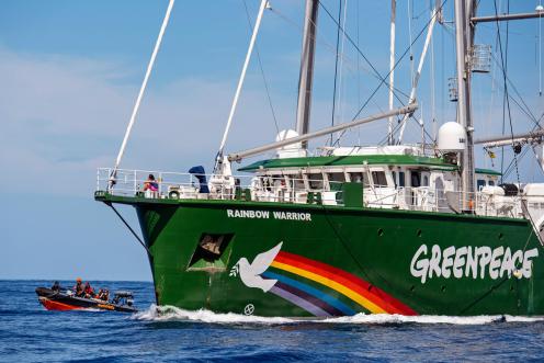 Rainbow Warrior mit Greenpeace-Schlauchboot (RHIB)