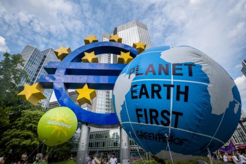 Großer Ballon und Eurozeichen bei der Finanz- und Klimastreik Demonstration Frankfurt