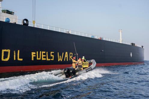Greenpeace-Aktivist:innen demonstrieren im Fehmarnbelt mit einem Schlauchboot gegen Ölimporte aus Russland, die Putins Krieg in der Ukraine mitfinanzieren. Die Aktivist:innen malen "OIL IS WAR" auf die Seite des Tankers "Stamos", der Rohöl aus dem russischen Ostseehafen Ust-Luga nach Rotterdam liefert.