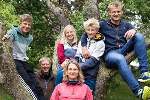 Klimakläger:innen Sophie, Paul, Hannes und Jakob Backsen gemeinsam mit ihren Eltern