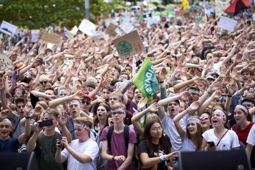 Zehtausende jugendliche Demonstranten halten die Hände hoch