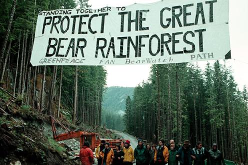Aktivisten mit Banner: Protect the Great Bear Rainforest!