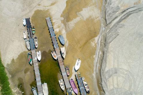 Drohnenflug über trockengefallene Boote