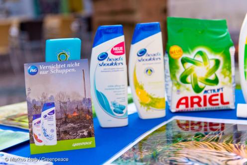 Shampoo und andere Produkte, die Palmöl enthalten bei einer Greenpeace-Aktion