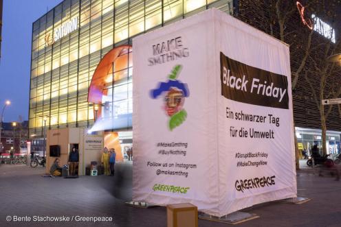 Greenpeace-Aktion mit riesiger Einkaufstasche in der Innenstadt zum Konsumwahn am Black Friday