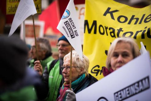 Solidaritaetskundgebung fuer Klimaklaeger vor Berliner Verwaltungsgericht