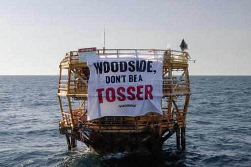 Greenpeace Aktivist:innen von Greenpeace Australia Pacific protestieren auf sinkendem Woodside-Ölturm in der Nähe von Exmouth