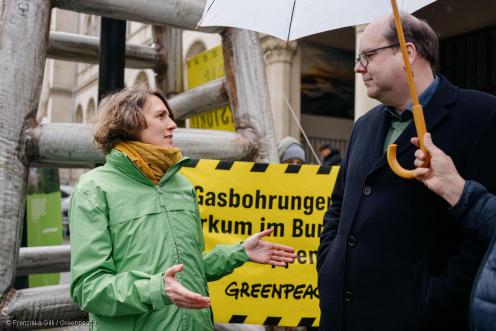 Anike Peters im Gespräch mit Niedersachsens Umweltminister Christian Meyer. 