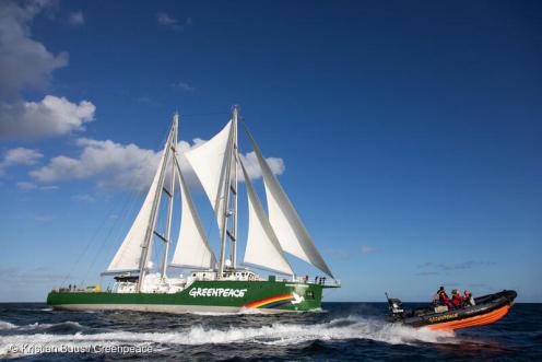 Greenpeace-Schiff und Schlauchboot auf dem offenen Meer